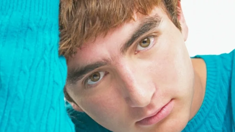 נער עצוב במבט נוגה