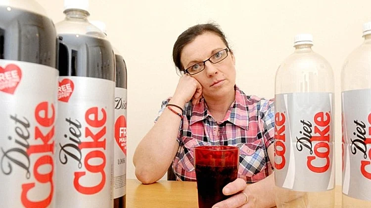 לצריכה המופרזת של ג'קי בלן יש מחיר: כאבי ראש, נדודי שינה והוצאה כספית גדולה. עכשיו האישה בת ה-42 רוצה להיגמל – למען ילדיה (ערוץ WTF)