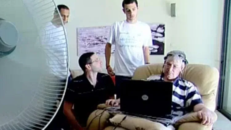 חולה ב-ALS המשתמש בקסדה המתרגמת גלי מוח לפעולות