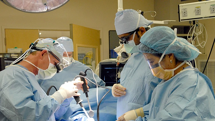 ניתוח לב פתוח המבוצע בקמבודיה