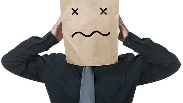 גבר עם שקית נייר על הראש