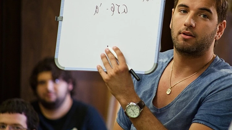 טום קשתי מתארח בפרק 4 של היפה והחנון