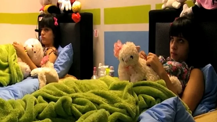 התאומות מלול מ"היפה והחנון" בקטע מתוך פרק 11