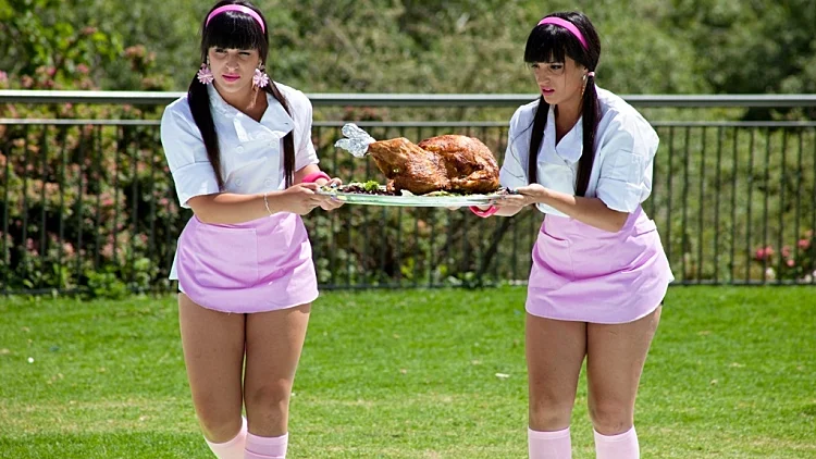 התאומות מלול במשימה זוגית בפרק 6 של היפה והחנון 4