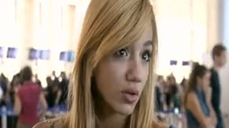 קארין בשדה תעופה, היפה והחנון