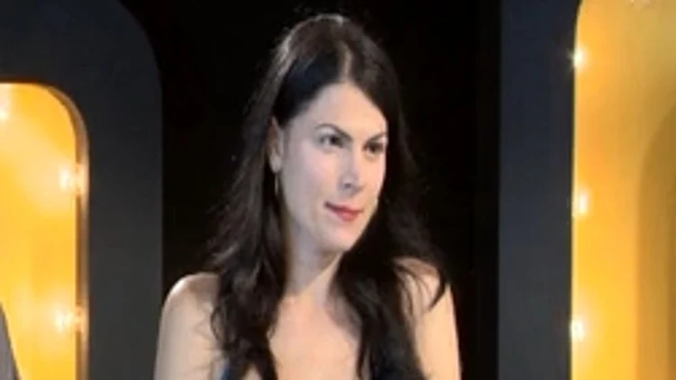 קרן הרפז במשימה בפרק 9 של היפה והחנון 4