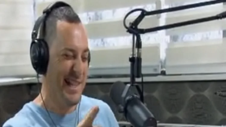 שי קריינר במשימת הרדיו של החנונים, "היפה והחנון"