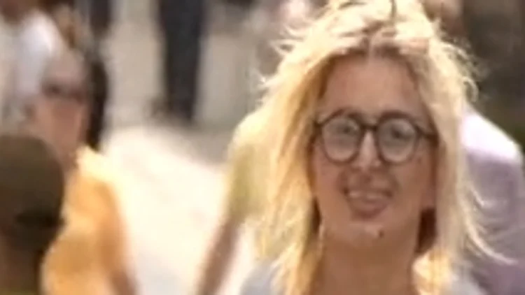 דבי מילר במשימת ה"מייקאנדר" של היפה והחנון