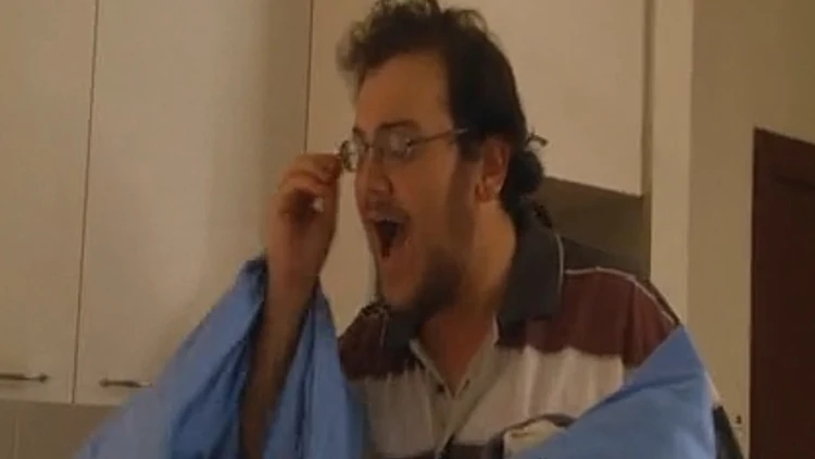 תום נוימן מתעצבן בפרק 6 של היפה והחנון