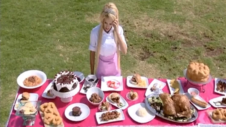 סתין קצין במשימת האוכל בפרק 6 של היפה והחנון