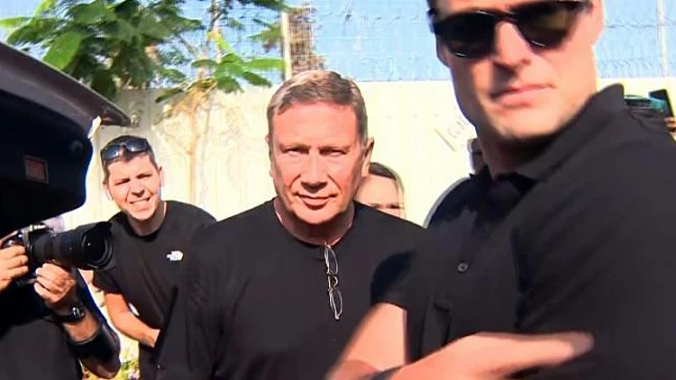 נוחי דנקנר בכניסתו לכלא