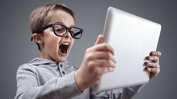 ילד מחזיק טאבלט