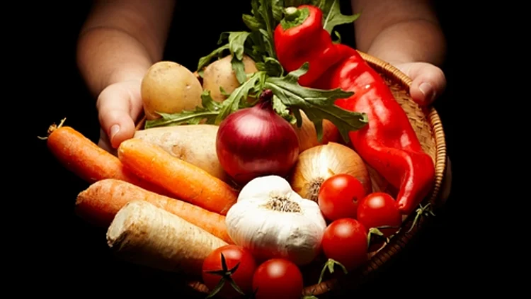 ידיים מושיטות מגוון ירקות