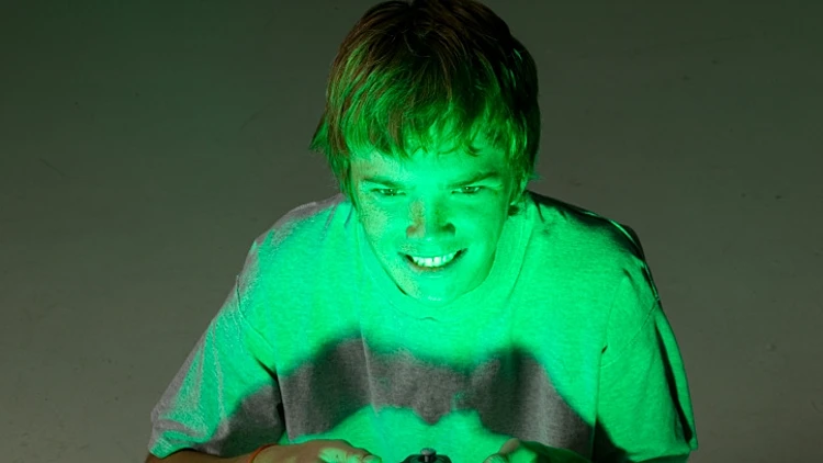 ילד משחק בפלייסטיישן