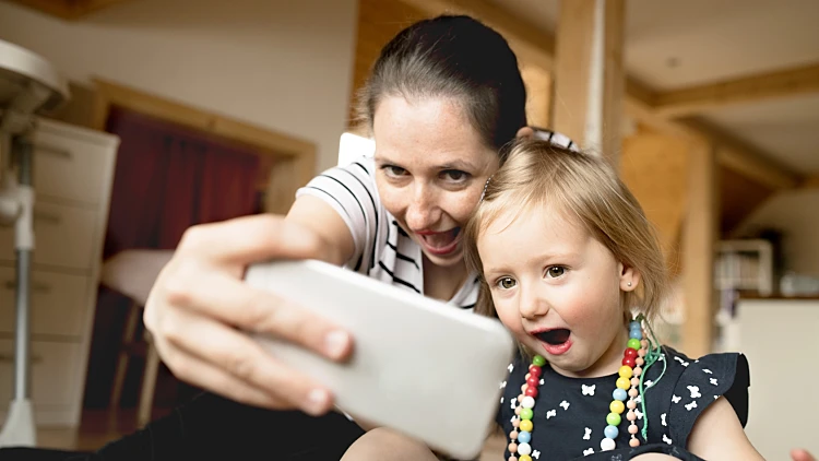 אמא עושה סלפי עם הילדה