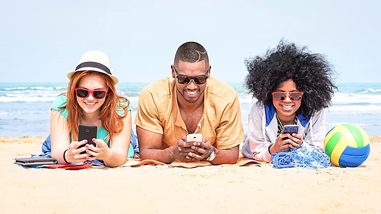 טלפונים בחופשה בים