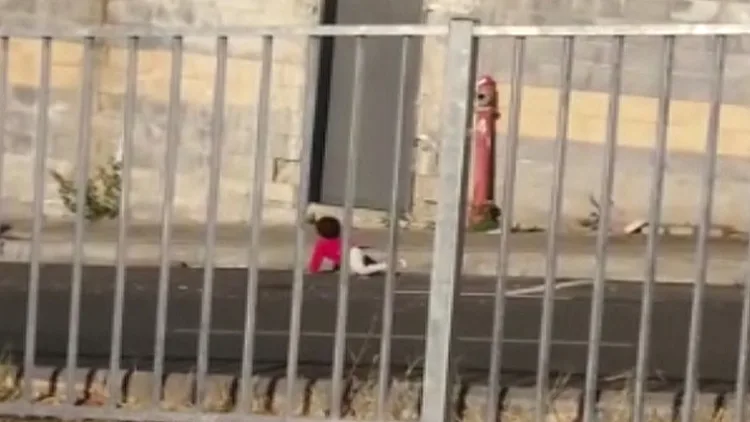 תינוקת משוטטת בכביש