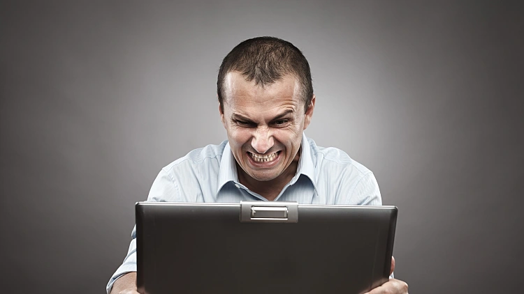 משתמש מחשב עצבני