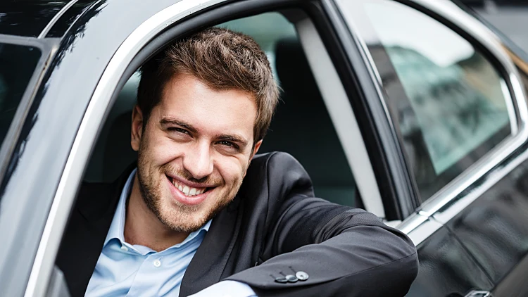 נוהג במכונית