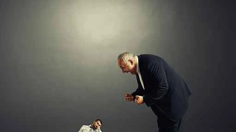 בוס צועק על עובד