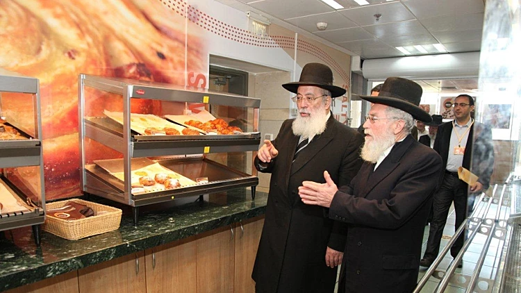 הרב הראשי לירושלים, שלמה עמאר בסיור פיקוח כשרות בכנסת