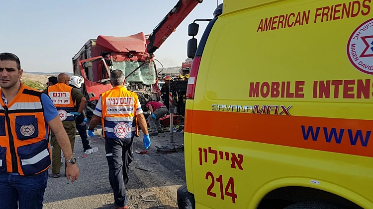 תאונה בין שתי משאיות בכביש 6, הרוג במקום