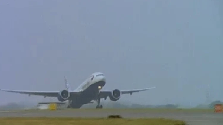 מטוס נוסעים ממריא