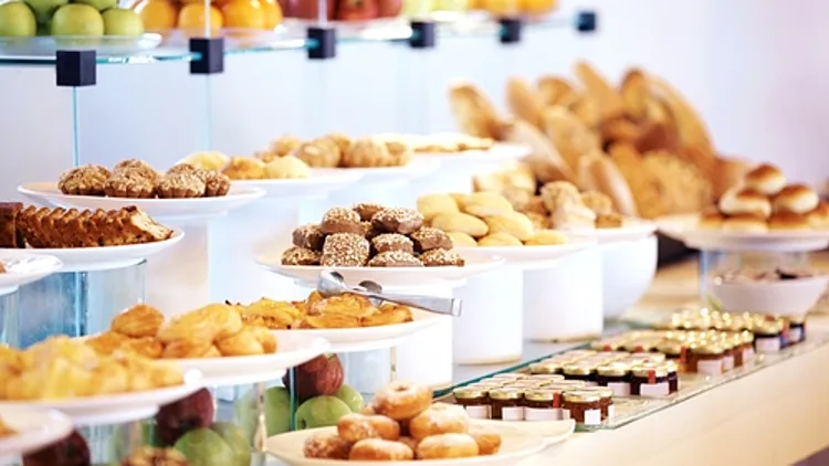 מבחר אוכל בהגשה עצמית