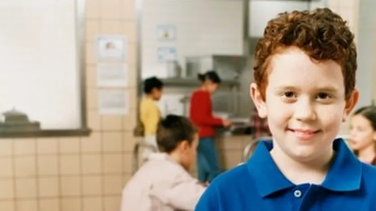 ילד עם מגש אוכל