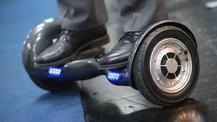 אדם על בייקבורד הוברבורד, בתערוכה בהאנובר שבגרמניה