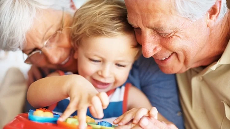 זוג סבא וסבתא עם נכד פעוט