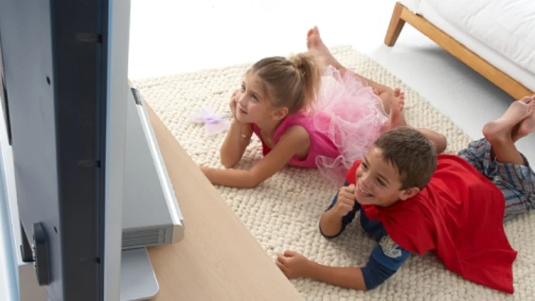 ילדים מחופשים צופים בטלוויזיה