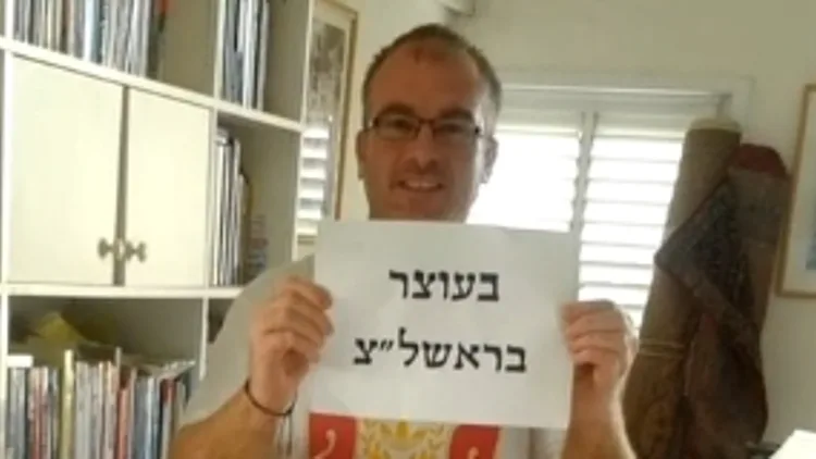 איש אוחז בשלט