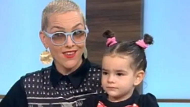 ילדה ששמה הוא לייק