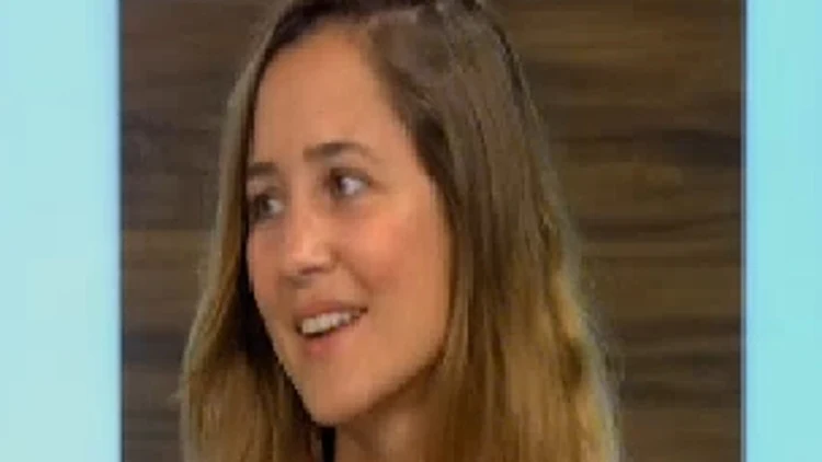 דנה בר און, בלוגרית שעושה סרטוני הסברה ברשת. קטע מאורלי וגיא