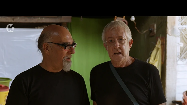 גידי ואהרוני אוכלים טאמלס