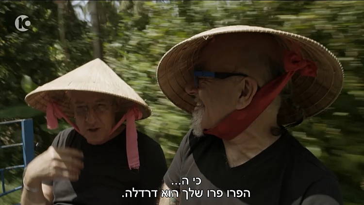 גידי ואהרוני עם כובעים