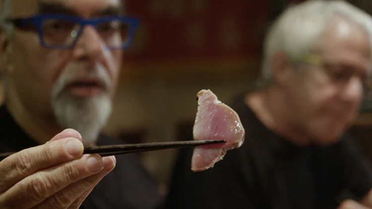 גידי ואהרוני אוכלים טונה