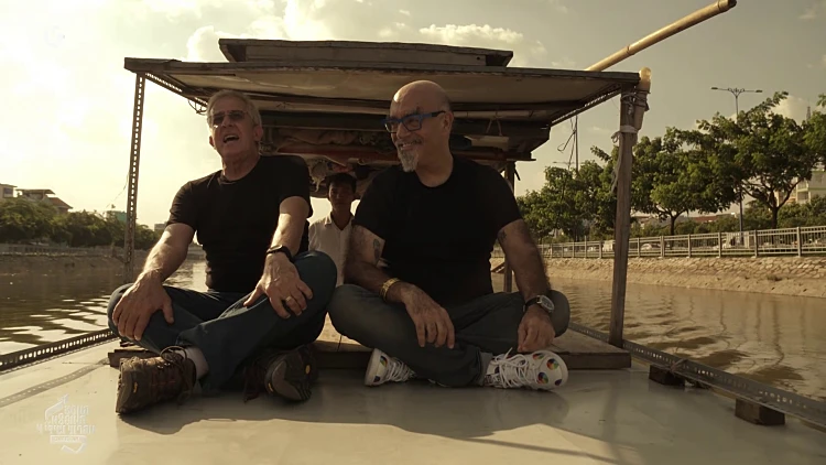 אהרוני וגידי בשיט על נהר המקונג