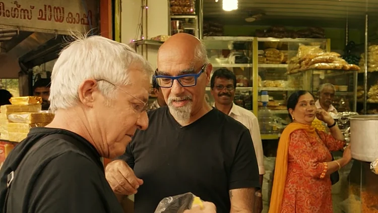 גידי ואהרוני אוכלים צי'פס בננות