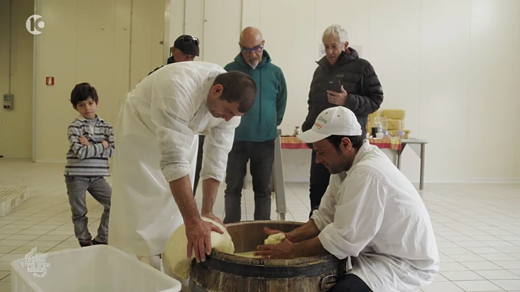 אהרוני וגידי עושים גבינה