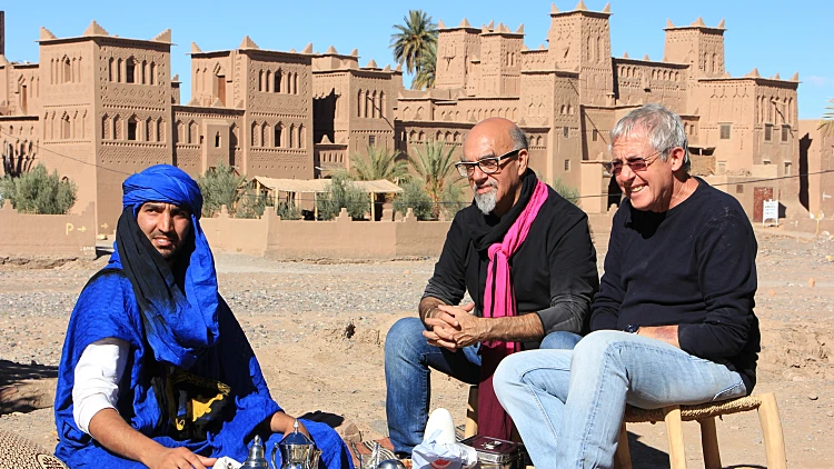 גידי גוב וישראל אהרוני יושבים במדבר