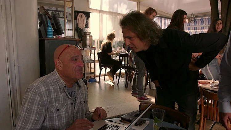 שי בשידור - יושבים בבית קפה
