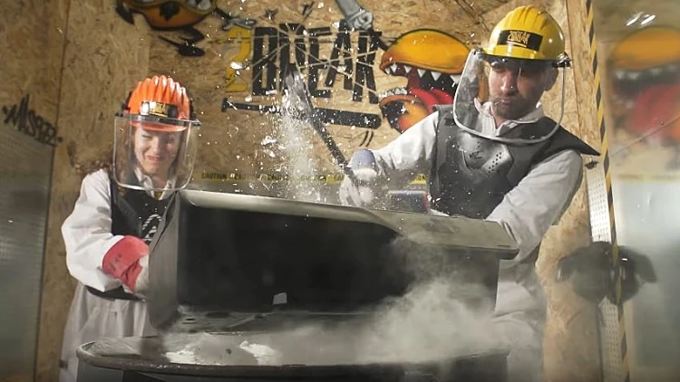 לשבור, לרסק ולהשתחרר: חדר זעם בפעולה