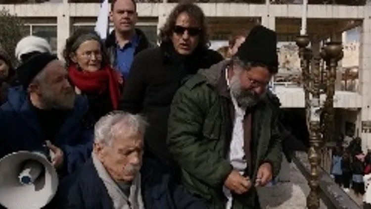 הדלקת חנוכיה