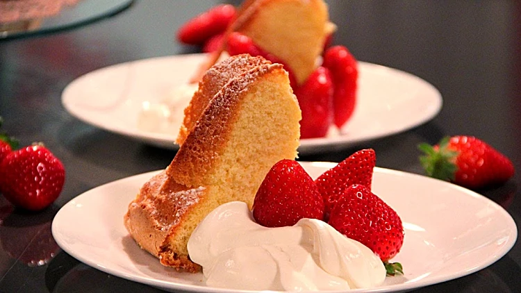 עוגת ספוג עם מסקרפונה ופירות אדומים