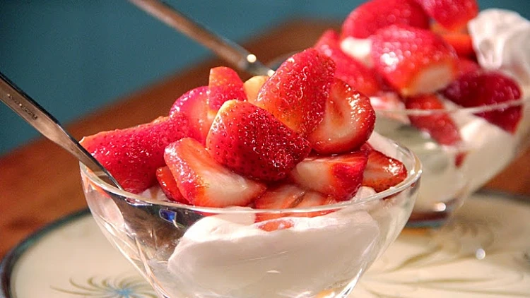 סלט תותים ומרנגים מוכנים