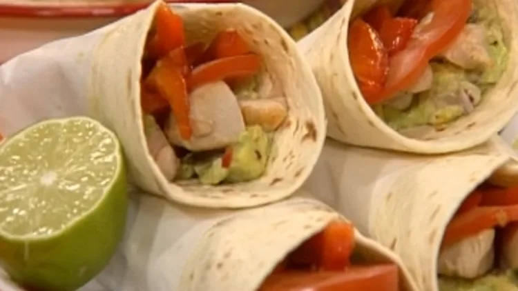 טורטייה עם עוף אבוקדו ועגבניות