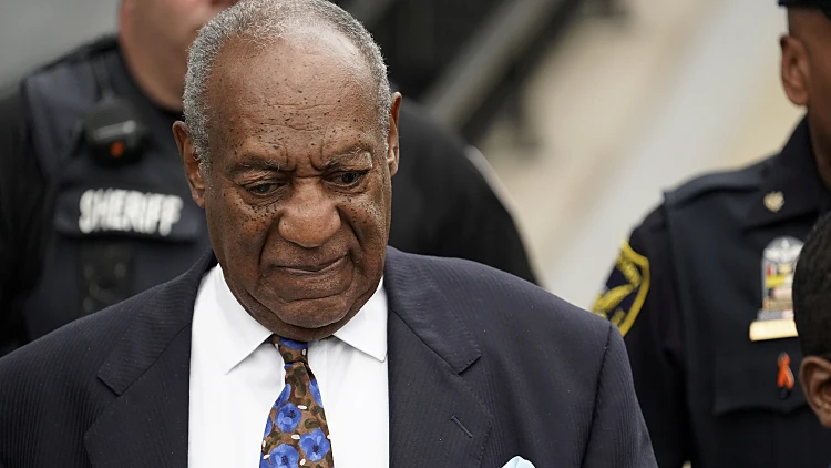 ביל קוסבי מגיע לשמוע את גזר דינו