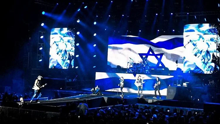 לתשומת לב הקוראת מירי רגב: הסקורפיונס במפגן פטריוטיות מקומי